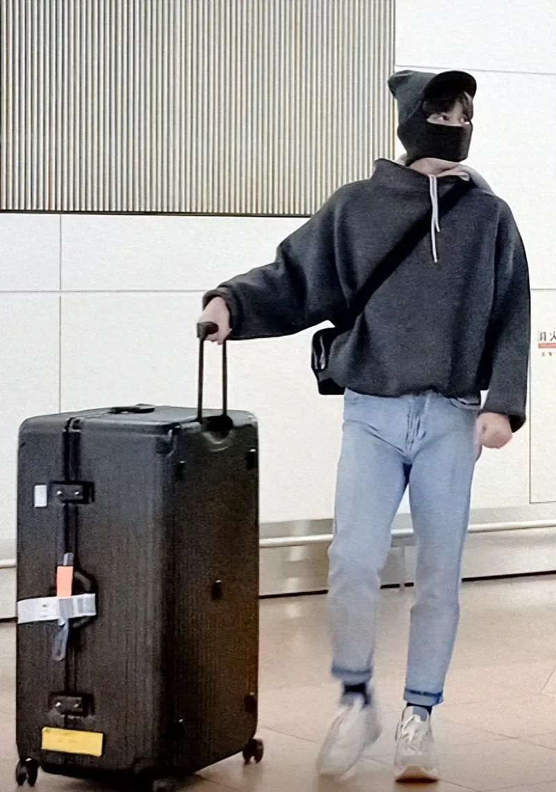 李易峰日本亮相惊喜不断，镰仓街头展现全新面貌与少年感