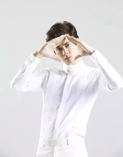 李易峰为角色健身显努力，展现好身材_李易峰身材真好_李易峰健身房