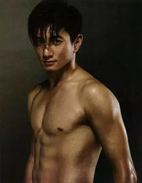 李易峰身材真好_李易峰为角色健身显努力，展现好身材_李易峰健身房