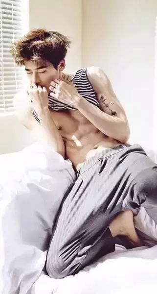 李易峰为角色健身显努力，展现好身材_李易峰身材真好_李易峰健身房